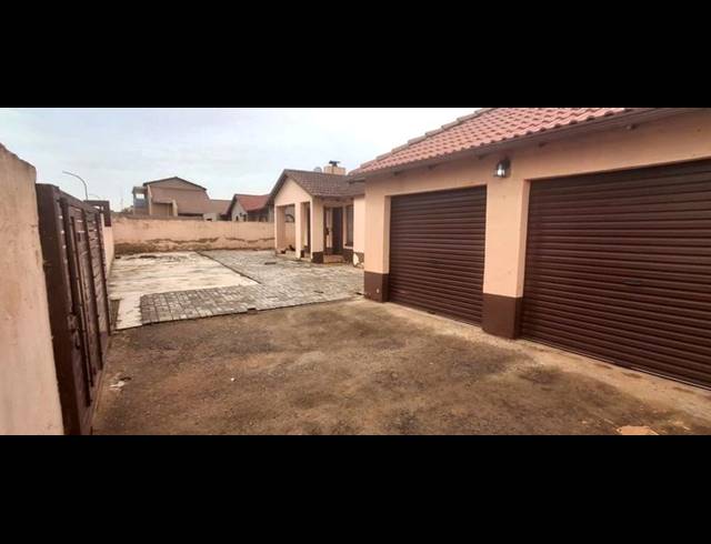 3 BEDROOM HOUSE FOR SALE IN SPRUIT VIEW